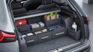 Современные автомобильные органайзеры для багажника Skoda, иллюстрация для блога, чистый стиль.