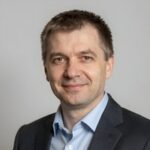 Портрет уверенного специалиста компании Автомаг на нейтральном фоне для раздела о ремонте компрессоров