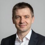 Портрет уверенного специалиста компании Автомаг на нейтральном фоне для раздела о ремонте компрессоров
